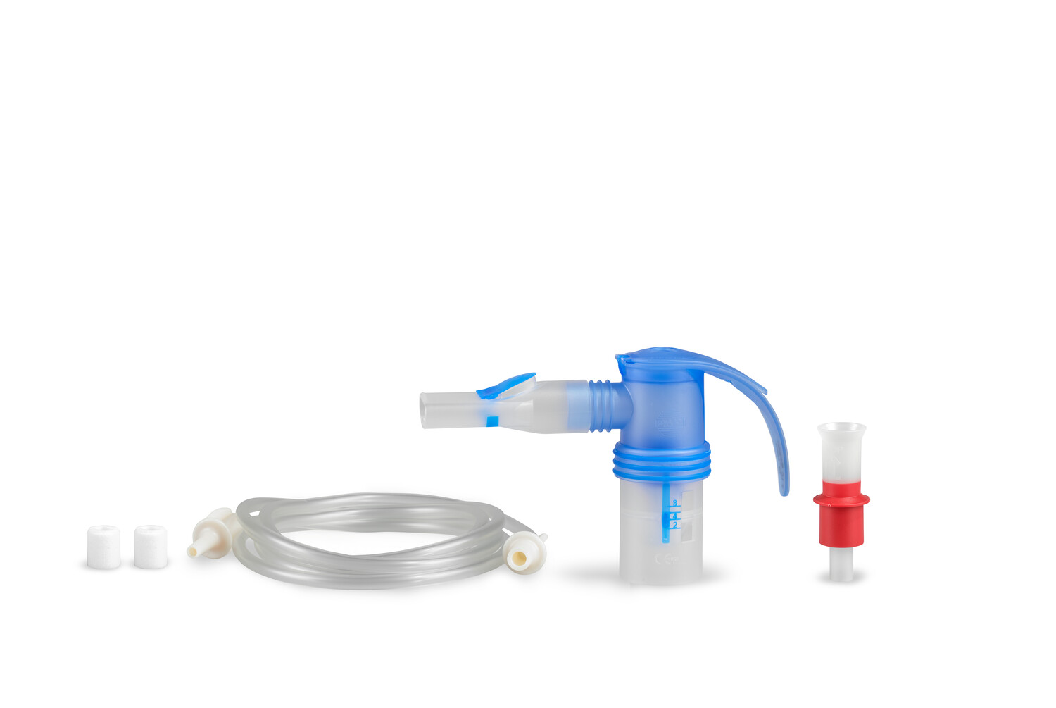 Nebulizator-kit med blå och klara komponenter, slangar, filter och en röd adapter på vit bakgrund.