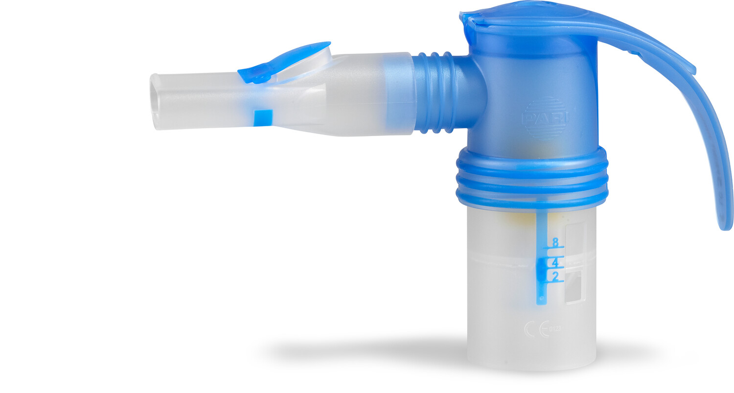 Plastmugg för nebulisator med blå accenter och graderade måttmarkeringar på vit bakgrund.