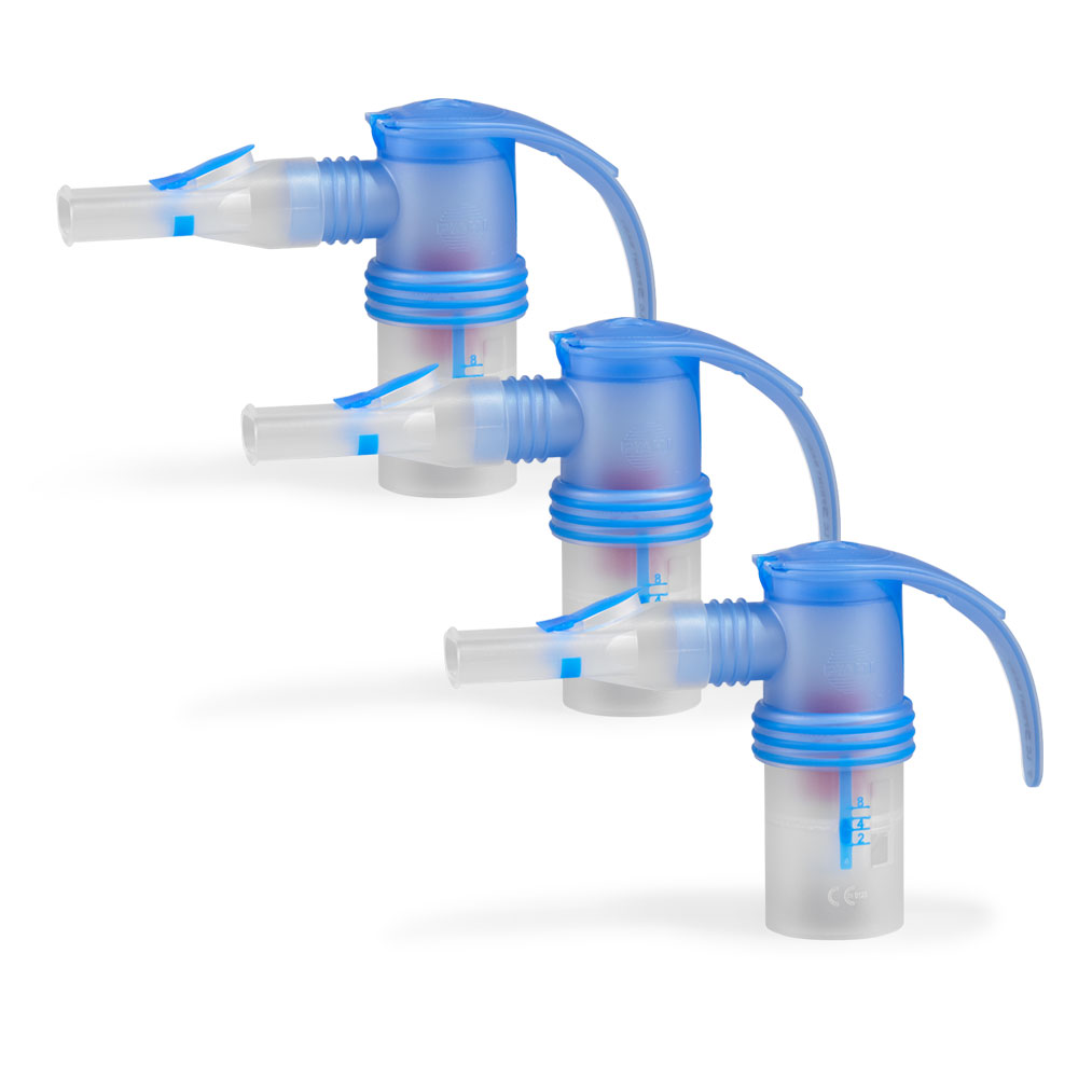 Tre blå och vita nebulisator-läkemedelskoppar med fasta munstycken och slangar mot en vit bakgrund.