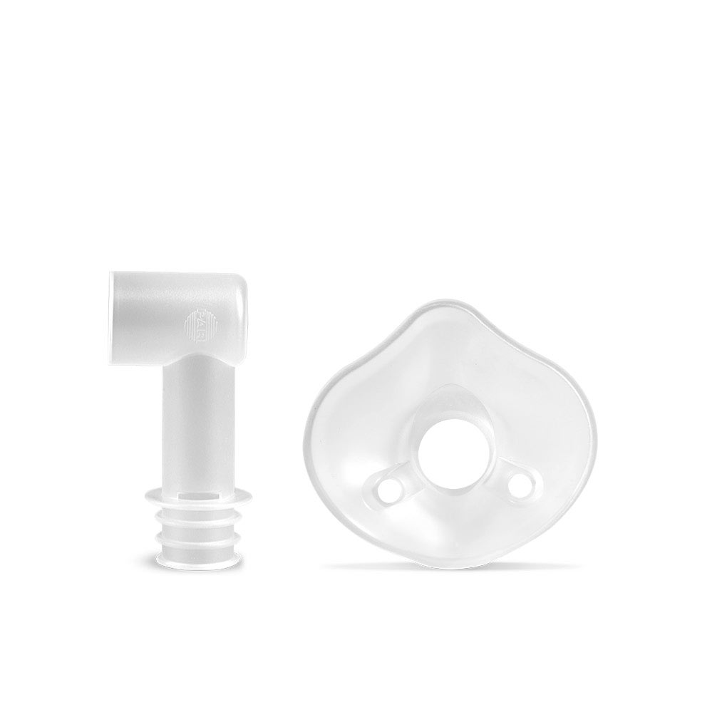 Två klara plastkomponenter för medicinskt bruk, en L-formad anslutning och en rundad mask med ett centralt hål.
