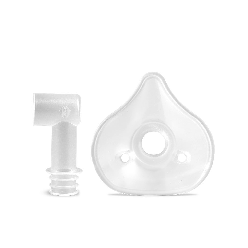 Genomskinlig nebulisator mask och vinklat anslutningsstycke på en vit bakgrund.