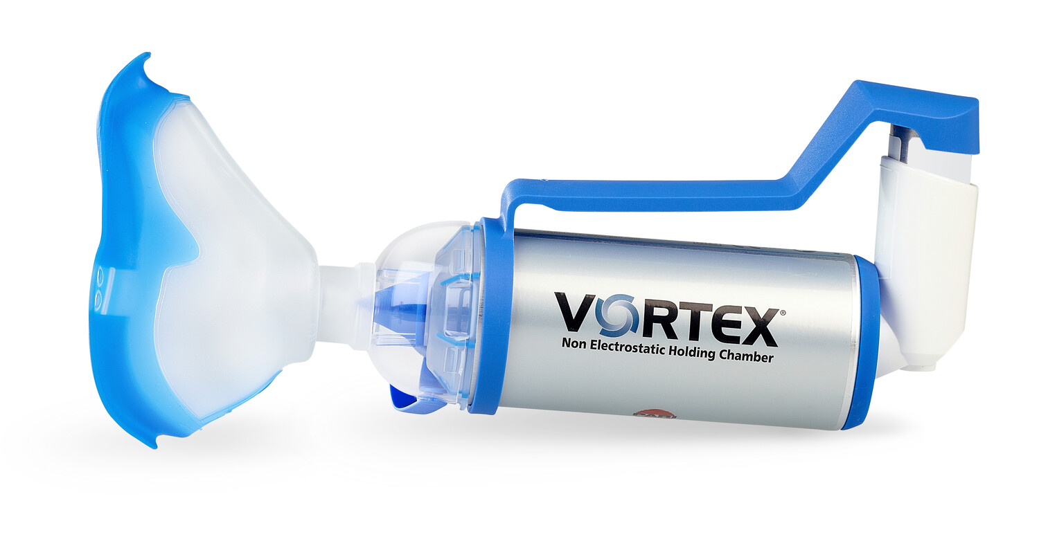 En Vortex icke-elektrostatisk hållkammer med en blå ansiktsmask och inhalatorfäste.