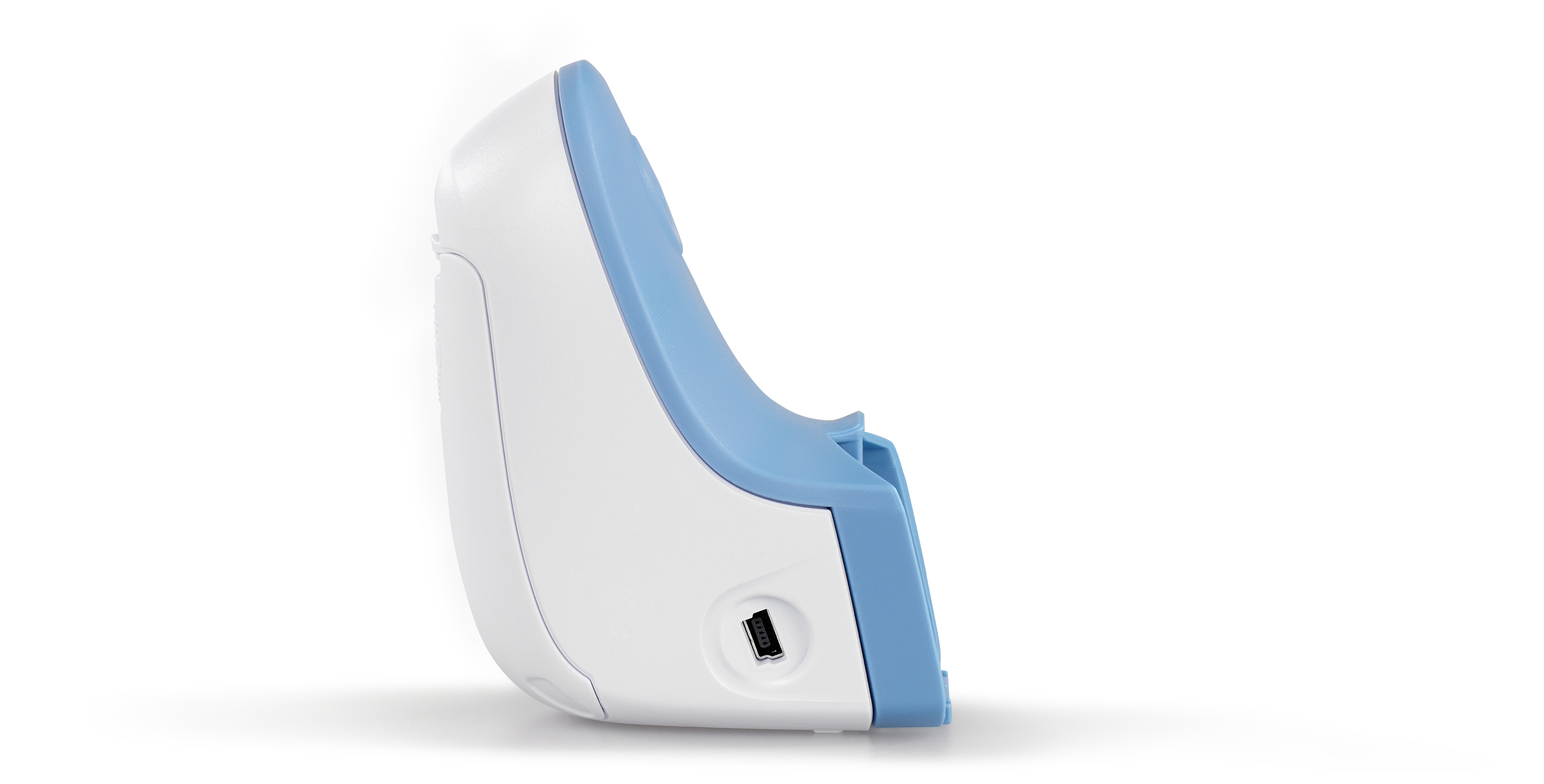 Sidovy av en vit och blå elektronisk enhet med en USB-port, isolerad på vit bakgrund.