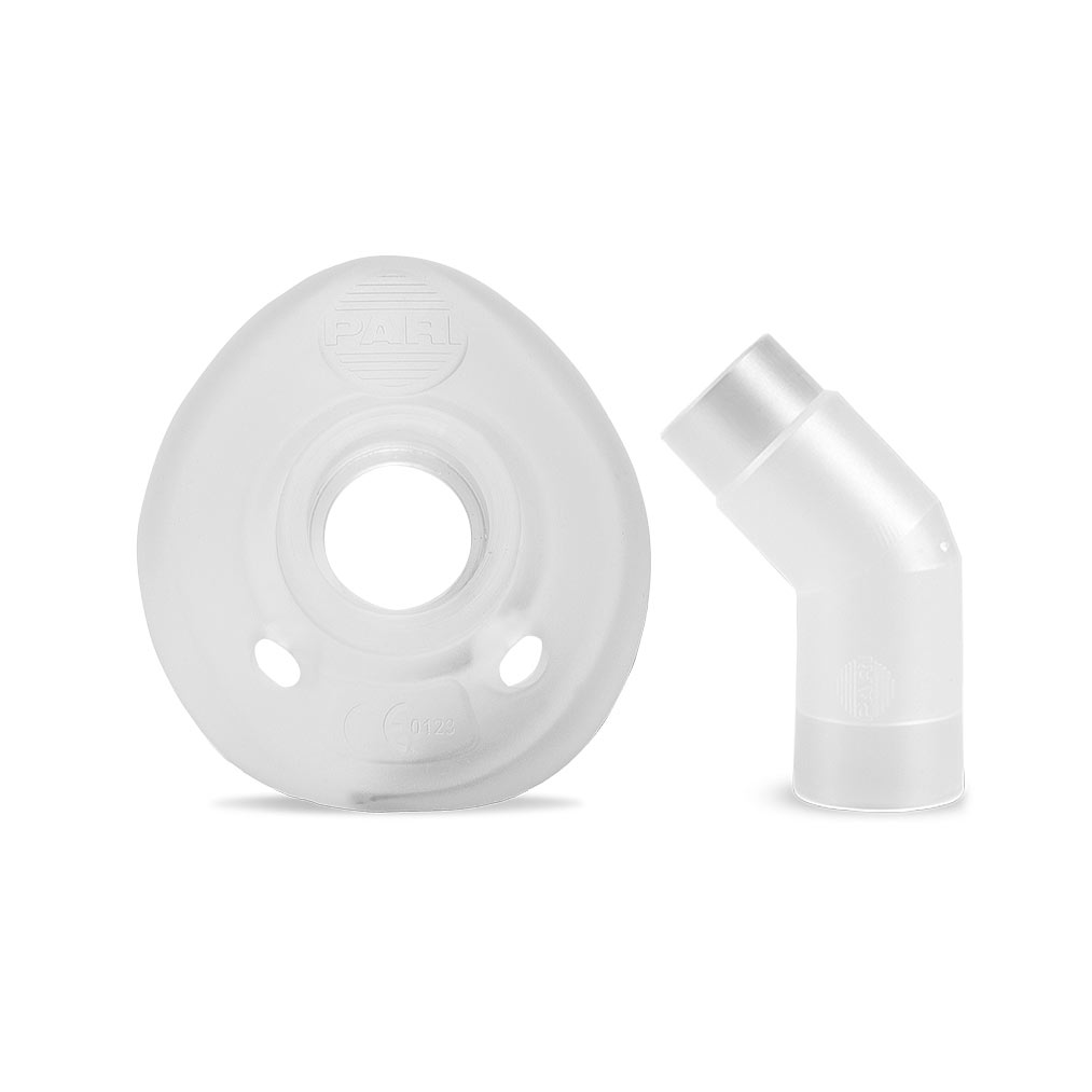 Transparent medicinsk mask och vinklad anslutningsbit på vit bakgrund.