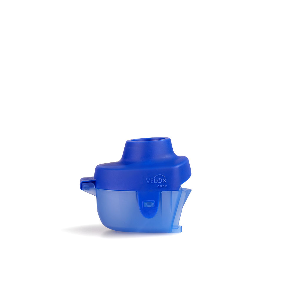 Liten blå plastmedicinsk nebulisator del märkt "Velox care" på vit bakgrund.