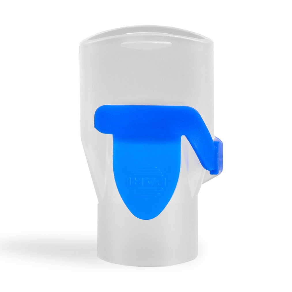 Ett genomskinligt plastföremål med en blå spak eller klämma fäst på dess sida, isolerat mot en vit bakgrund.