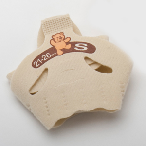 Beige mjuk ortopediskt stöd med ett teddymotiv, märkt "21-26 cm S", på vit bakgrund.