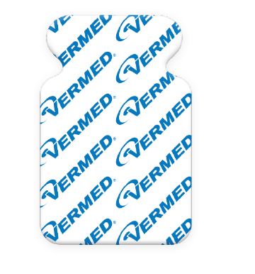 Vitt medicinskt elektrodplåster med blå "VERMED"-logotyper tryckta diagonalt över ytan.