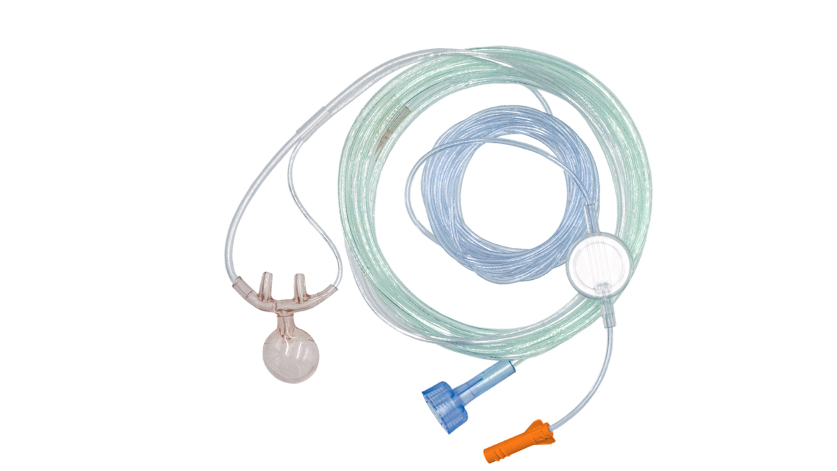 Medicinskt slangsystem med anslutningar och ballong för luftvägar, ligger på en vit bakgrund.
