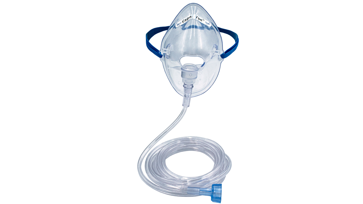 Syrgasmask med blått band och genomskinlig slang mot vit bakgrund.