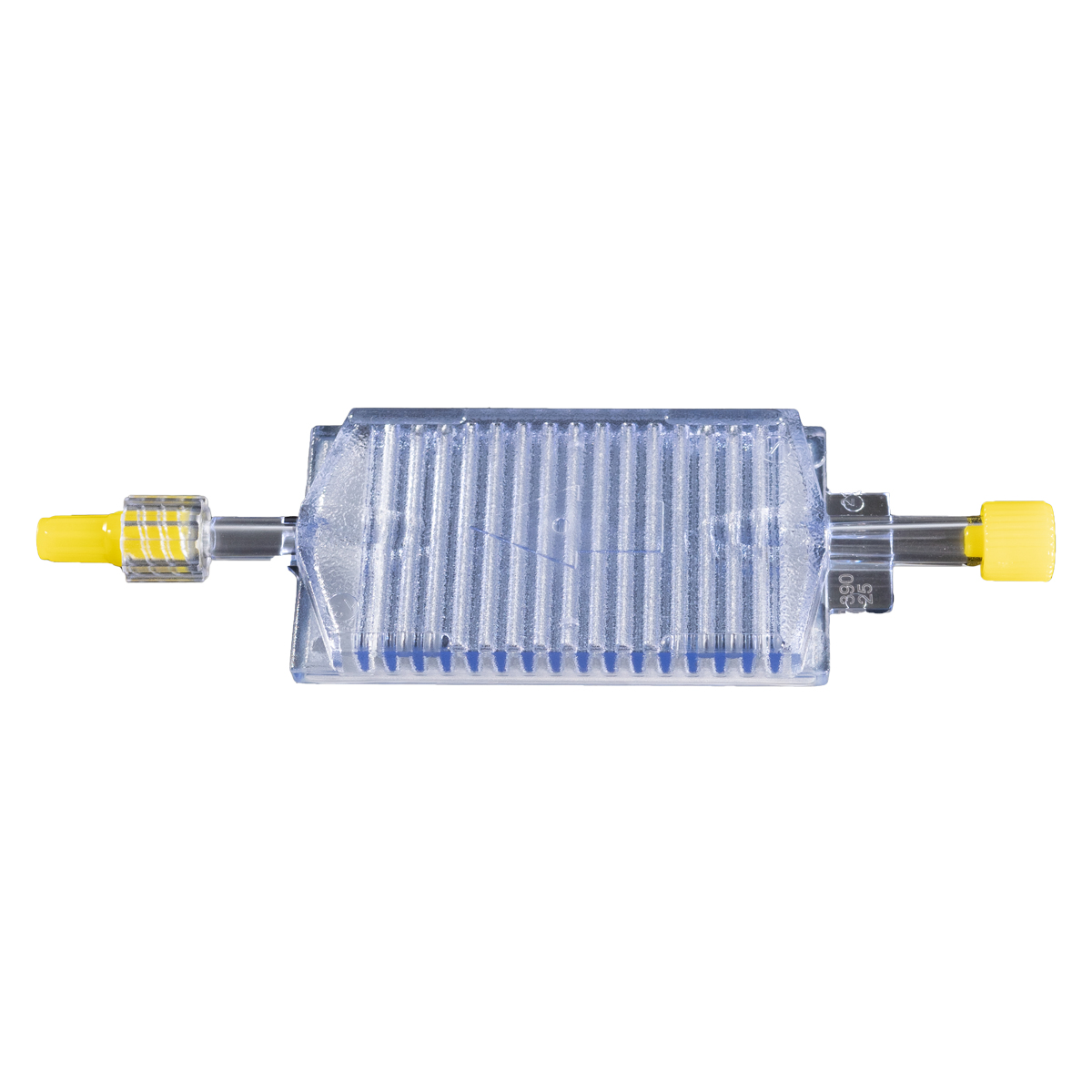 Rektangulär plastfilter för medicinskt bruk med räfflad yta och gula lock i båda ändar, isolerad på vit bakgrund.