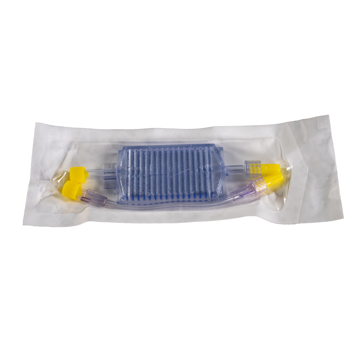 Medicinskt filter med sterilt förpackning, gula lock och genomskinliga slangar, placerat på en vit bakgrund.