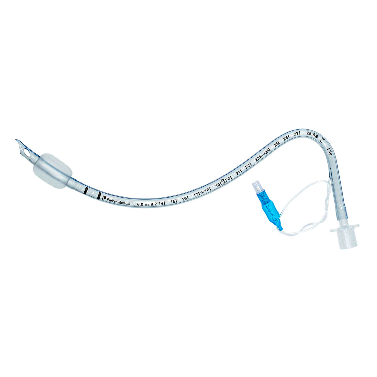 En enslig endotrakeal tub, transparent med uppblåsbar manschett och markeringar, mot vit bakgrund.