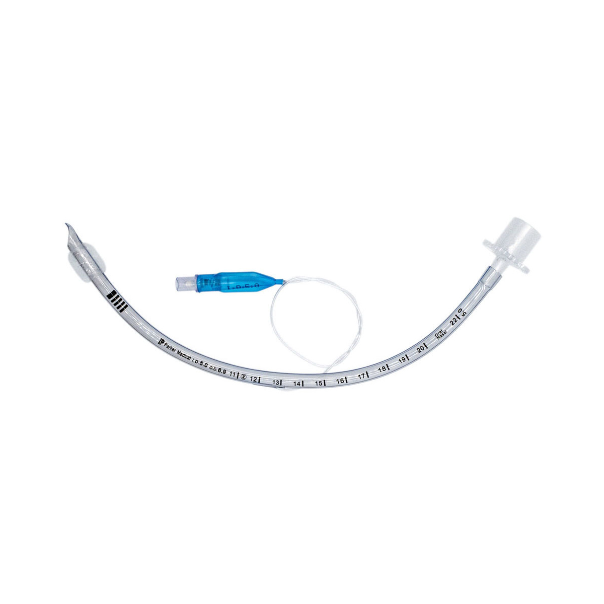 Medicinsk endotrakealtub i plast med blå ventil och transparenta markeringar, används för luftvägshantering.