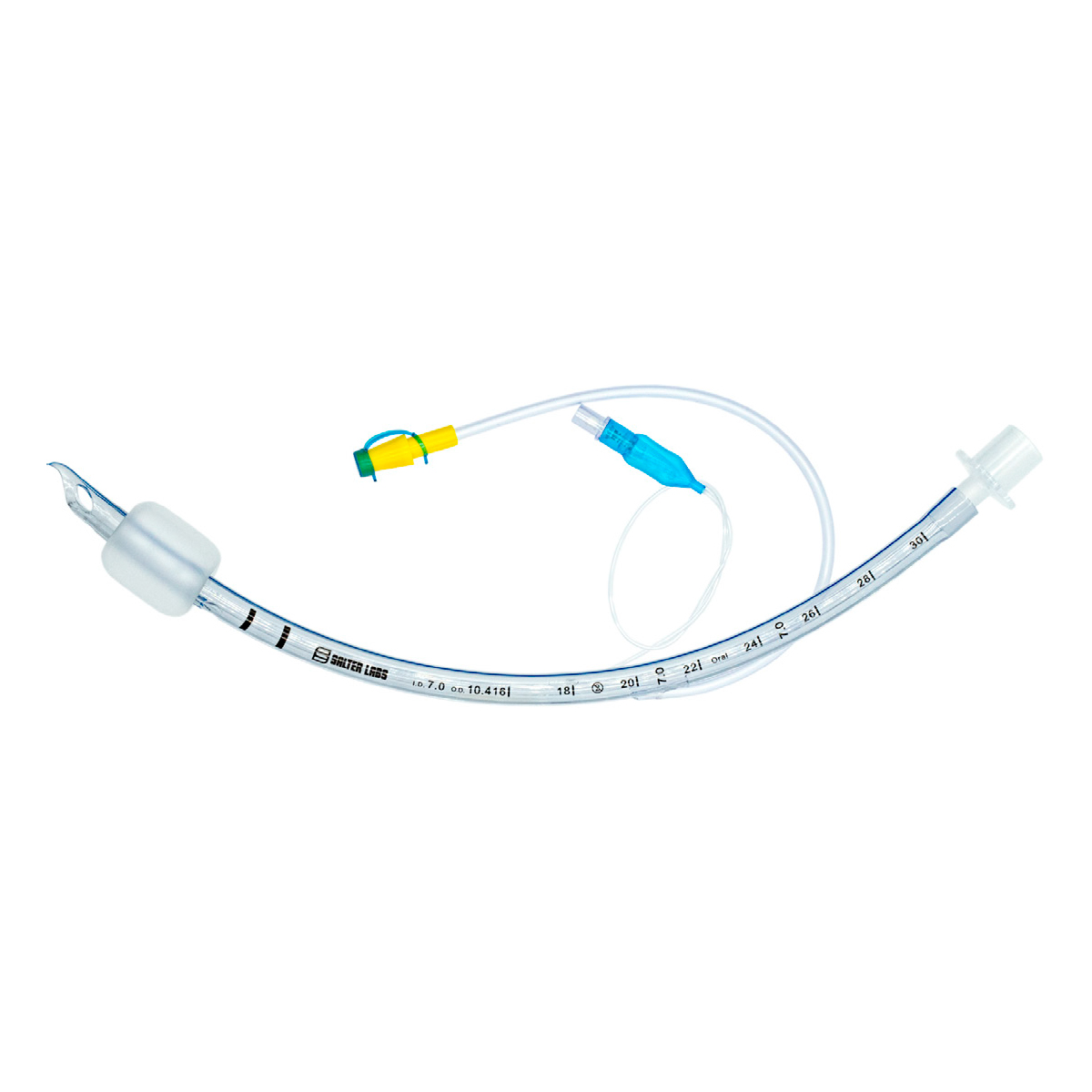 Endotrakealtub av plast med uppblåsbar kuff, ventil och kopplingsdel, på vit bakgrund.