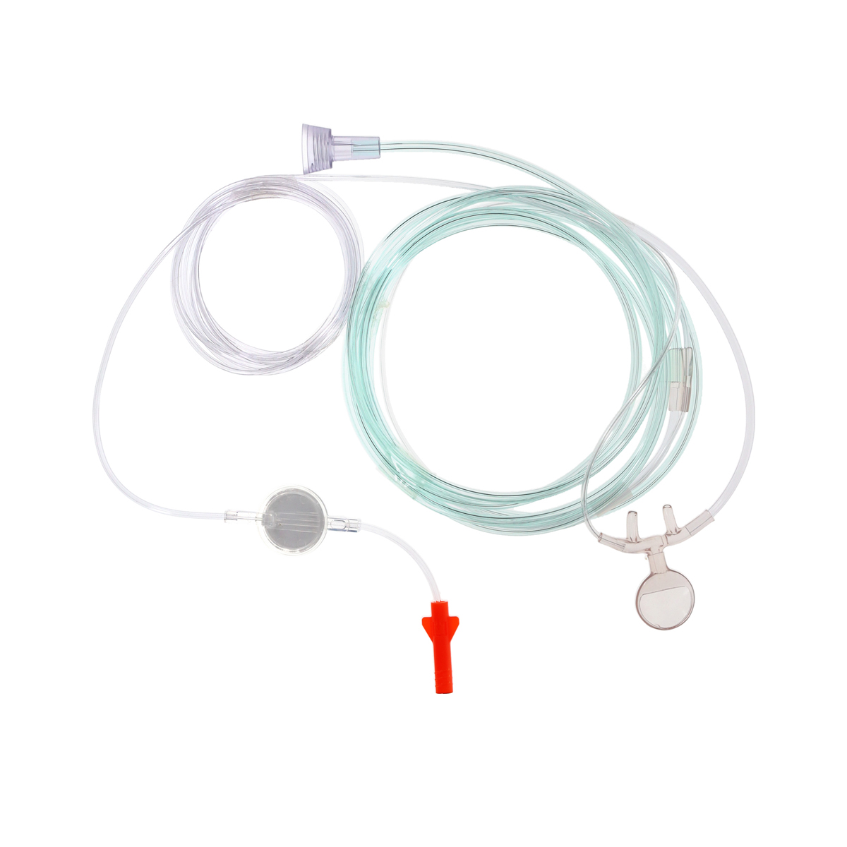 Medicinsk infusionsslang med filter, ventiler och röd koppling, liggande på vit bakgrund.