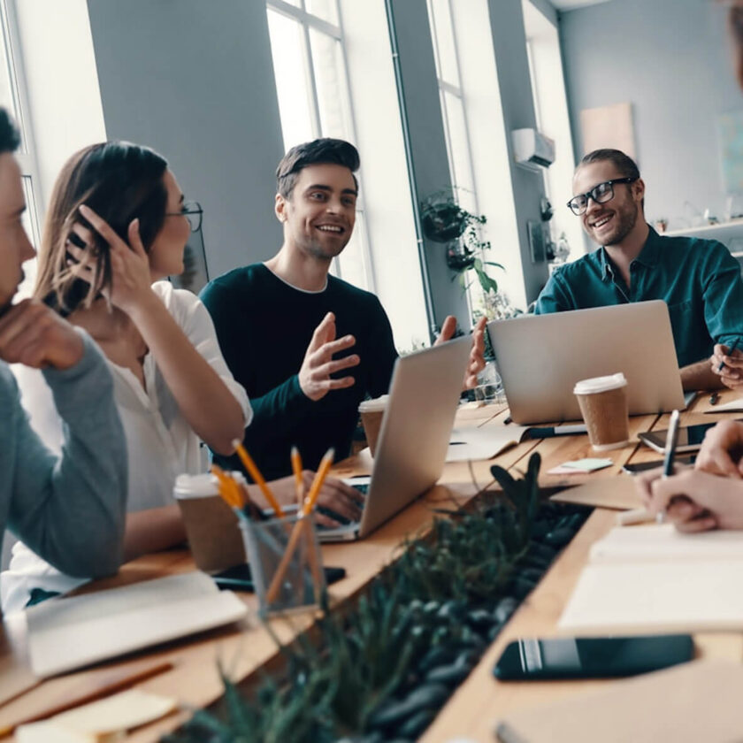 Grupp av kollegor har ett glatt möte