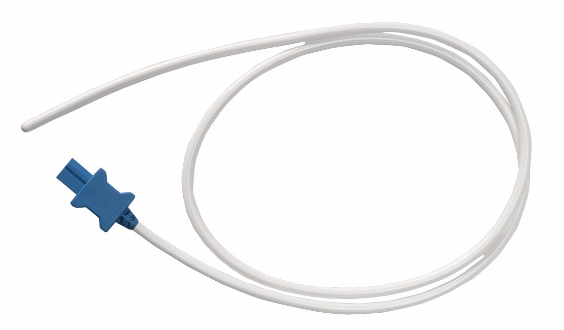 Ett vitt medicinskt kateter rör med en blå kontakt, upprullad på en vit bakgrund.