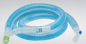 Blå korrugerad plastslang för medicinsk andning med kopplingar i varje ände, ihopvirad på en enfärgad bakgrund.