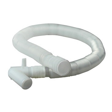 Flexibel vit plastslang med kopplingar, upprullad på vit bakgrund.