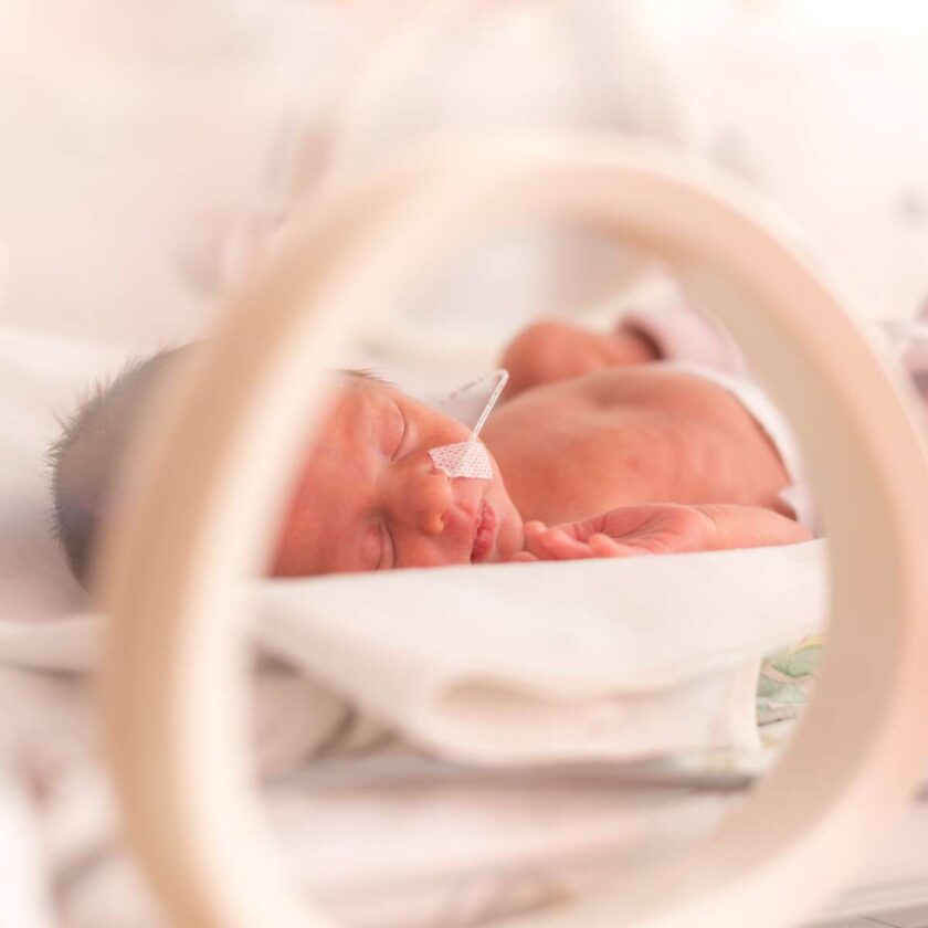 för tidigt född bebis sover i nyföddsinkubator