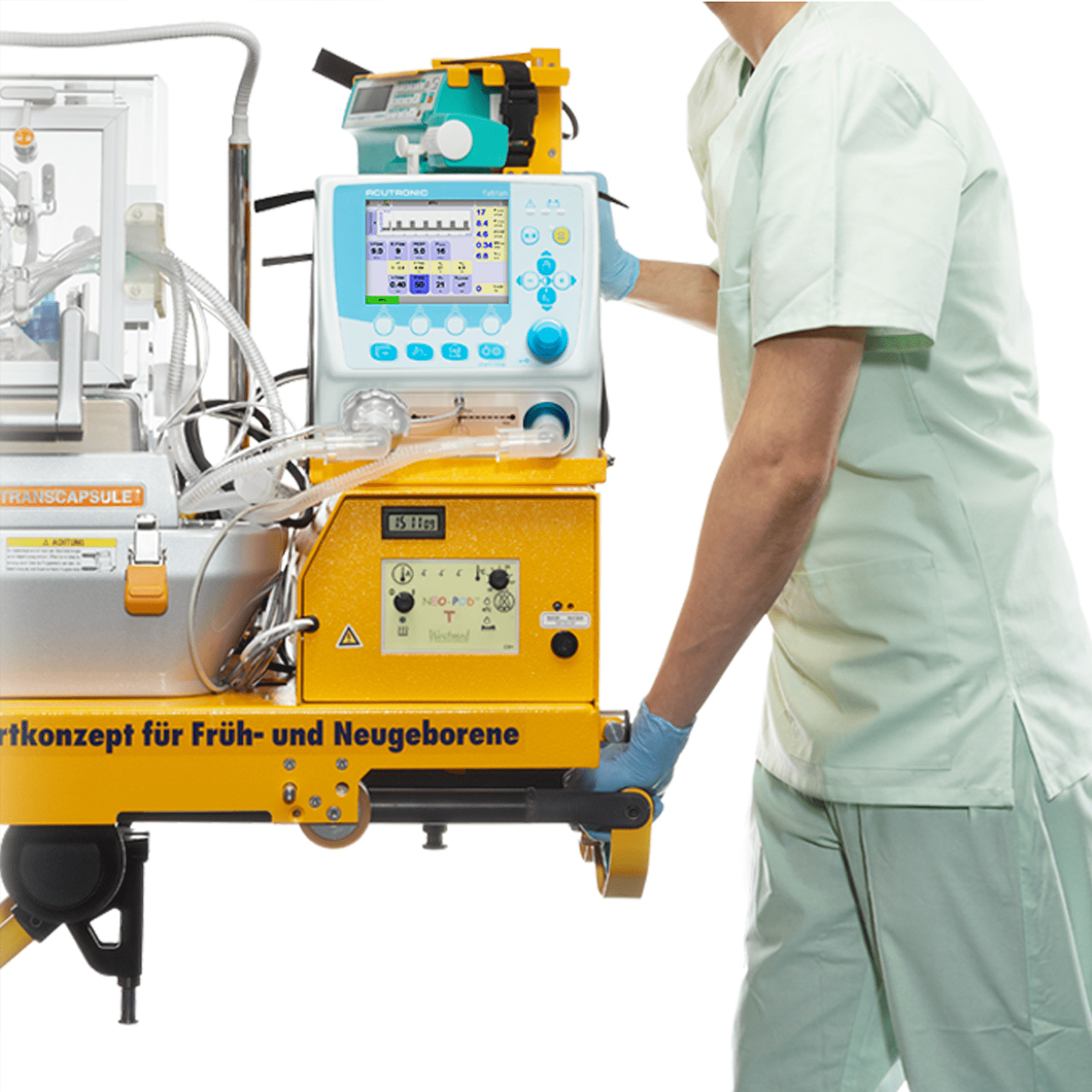 Sjukvårdspersonal i ljus uniform hanterar utrustning för neonatal transport och övervakning.