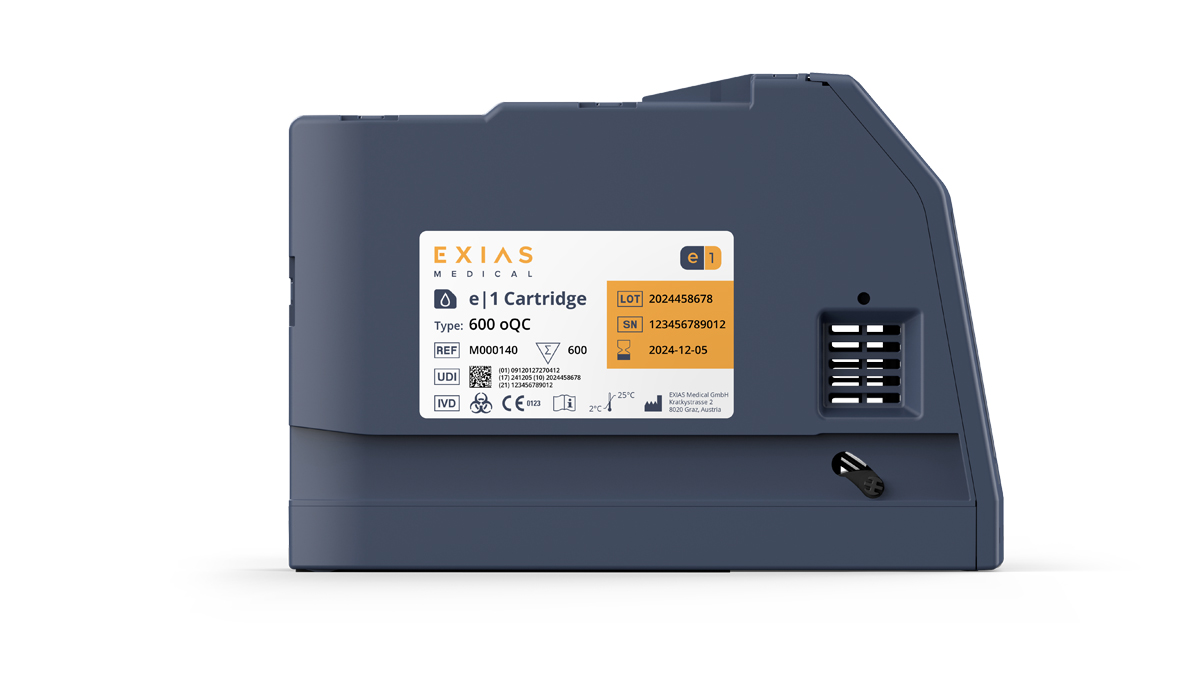 Grå EXIAS Medical e|1-kassett med produktetikett, batchnummer, serienummer och bäst-före-datum synligt.