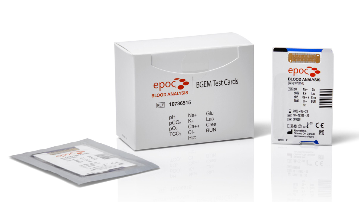 En låda och två testkort för blodanalys av märket epoc BGEM Test Cards på vit bakgrund.