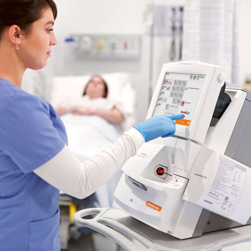 Sjuksköterska som använder Rapid500e för att analysera blodprov på akutmottagningen på sjukhus