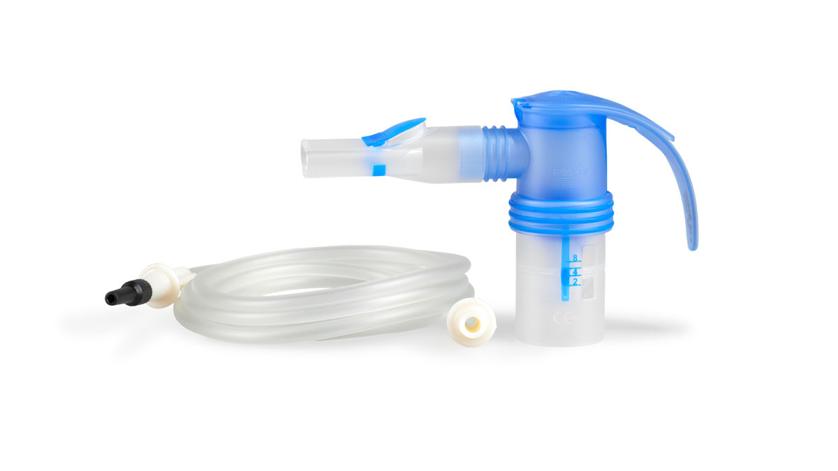 Ett medicinskt nebulisator-kit med ett blått och vitt inhalatormunstycke och genomskinlig slang på en vit bakgrund.