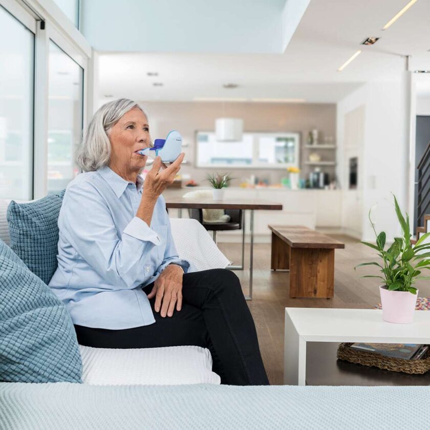 äldre-kvinna-använder-VELOX-inhalationsanordningen