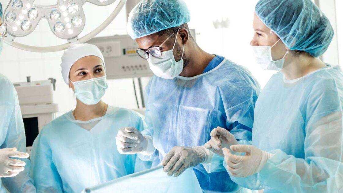 Anestesisköterskor och läkare operationssal patient i anestesi