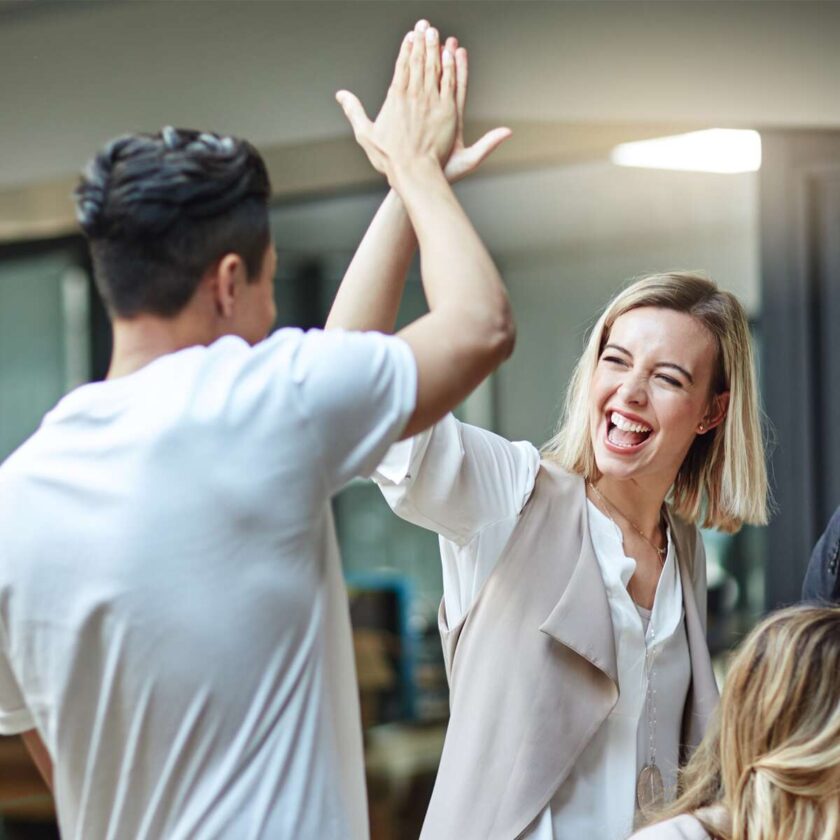 Glada kollegor ger high-five