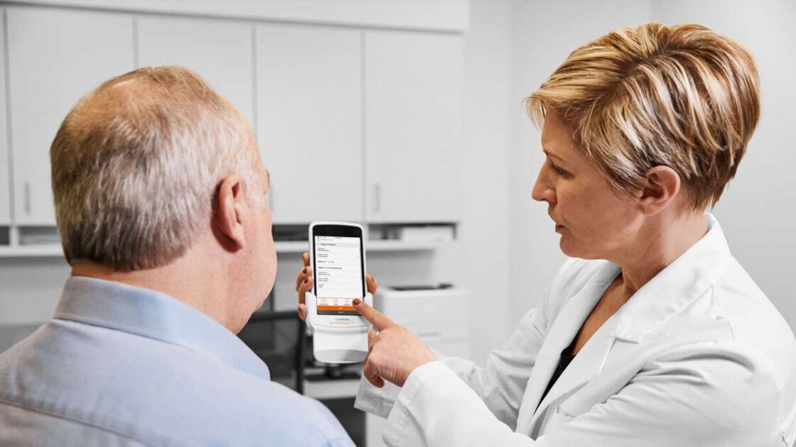 Äldre man som får analysera feedbackformulär från klinikern