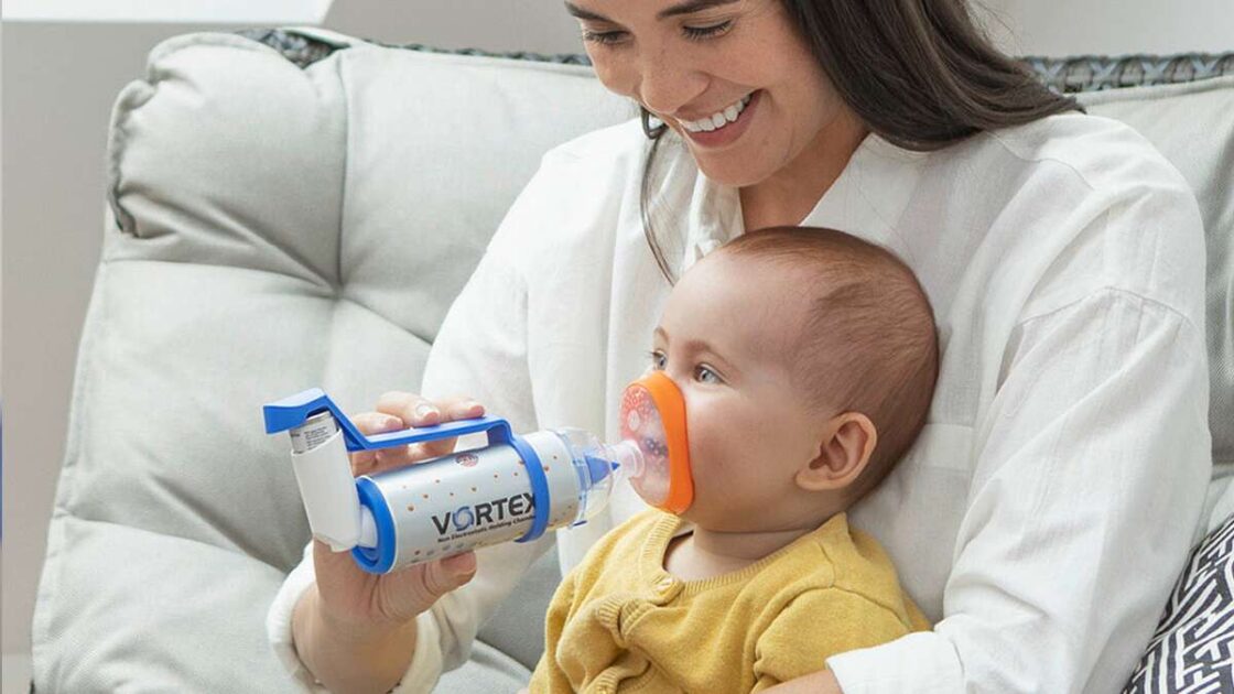 glad-bebis-får-inhalationsbehandling-från-mamma