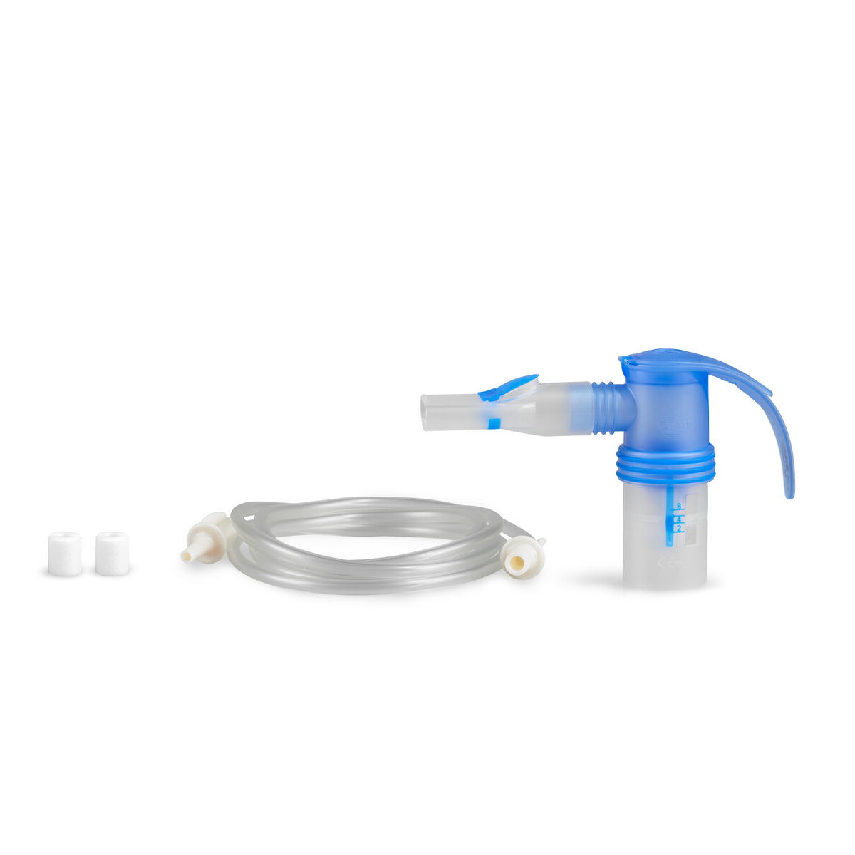 Nebulizator-kit med munstycke, slang och två vita filter på en vit bakgrund.