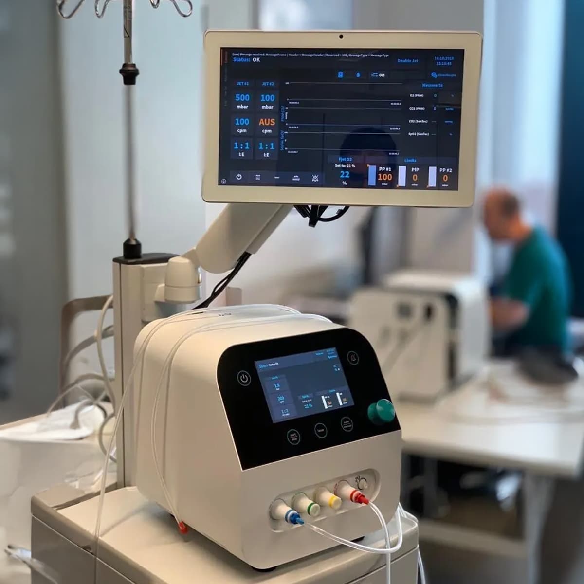 Modern medicinsk ventilator med digitala skärmar som visar patientdata i en klinisk miljö.