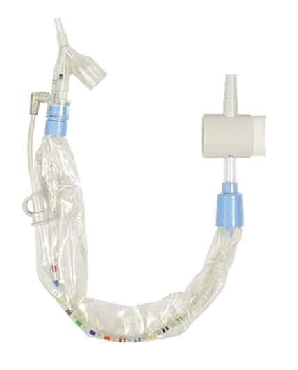 Medicinsk plastslang med kopplingar och ventiler, troligen för andningshjälp eller ventilator.
