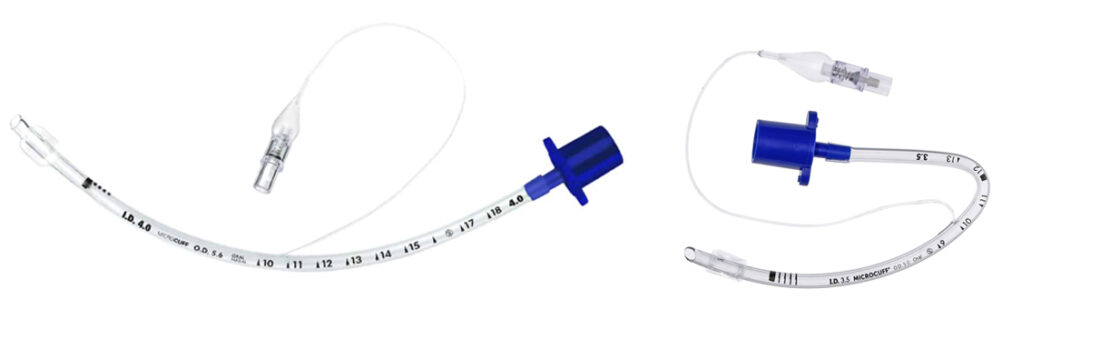 Två klara medicinska endotrakeala tuber med blåa kopplingar, böjda och märkta med måttlinjer.