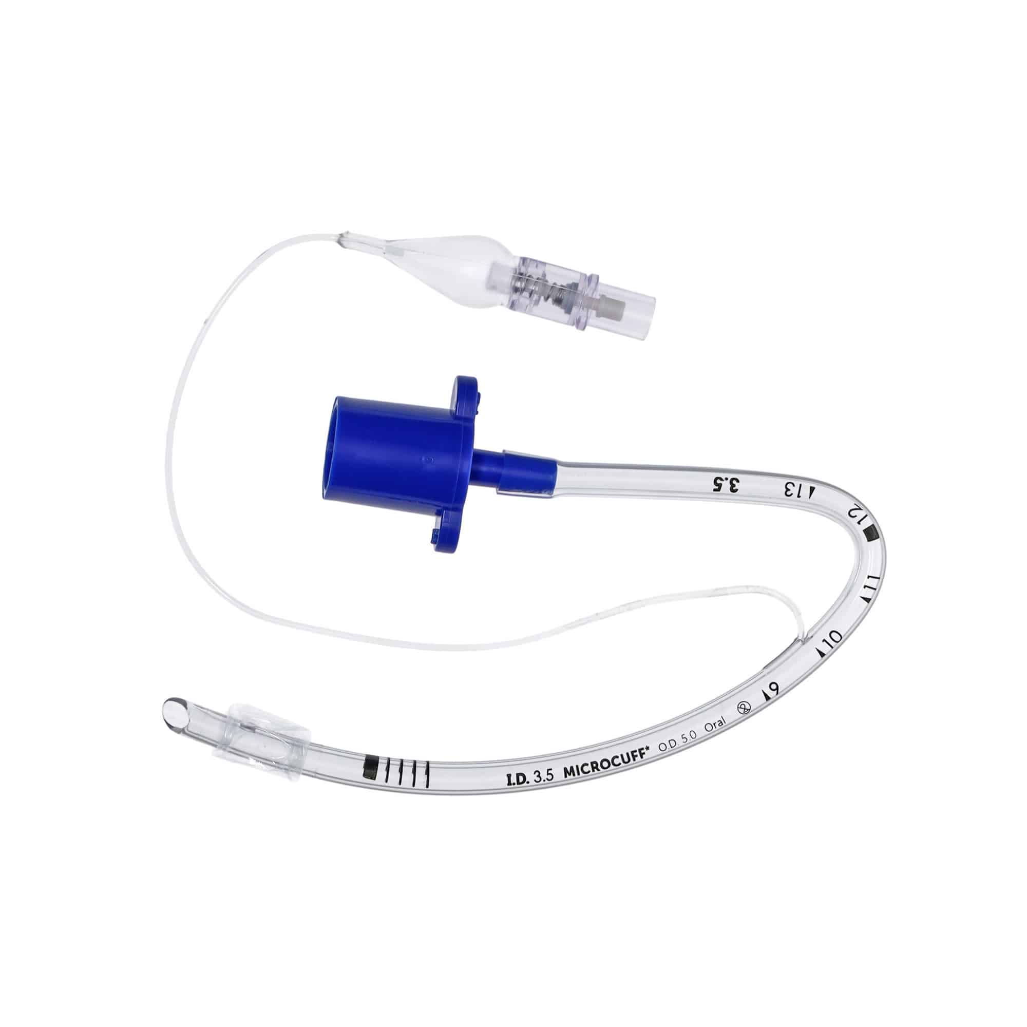 Klar endotrakealtub med blå anslutning och markeringar, märkt "MICROCUFF" och "I.D. 3.5" på vit bakgrund.