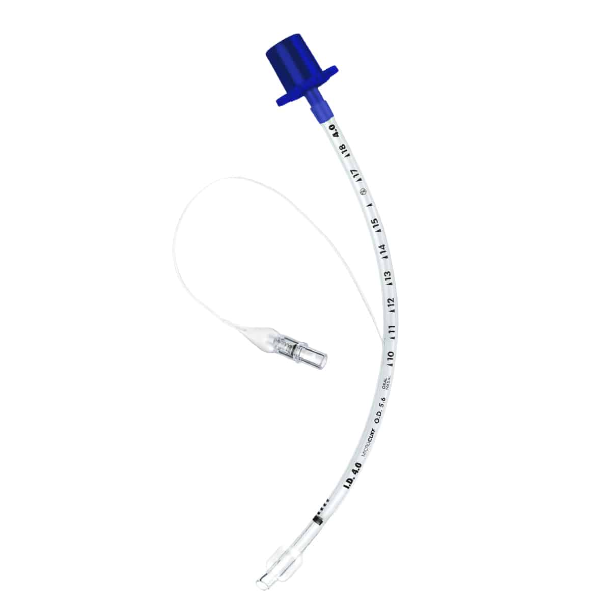 En medicinsk endotrakealtub med en blå kontakt och mätmarkeringar längs den klara böjda tuben.