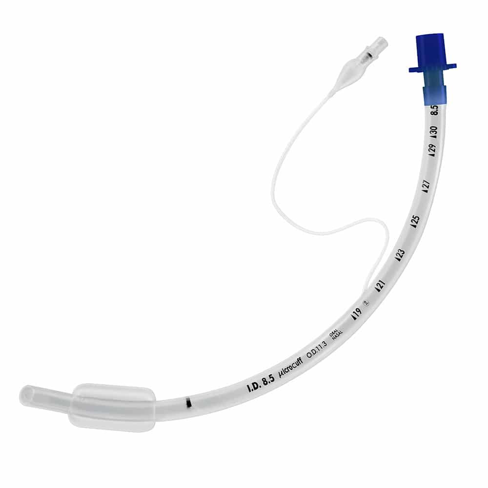En medicinsk endotrakealtub med en blå koppling, mätmarkeringar och en uppblåsbar manschett.
