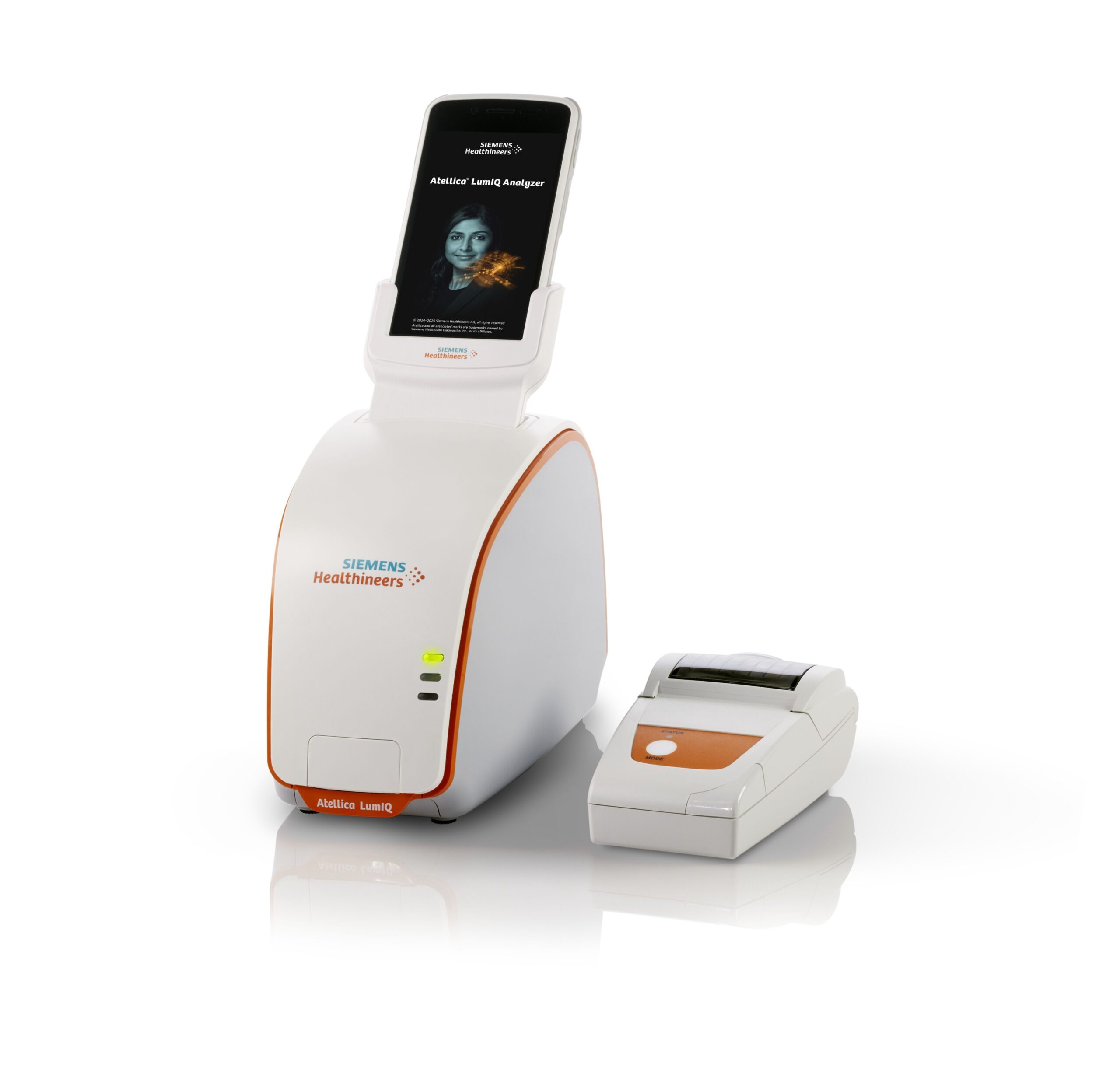 En medicinsk analysator från Siemens Healthineers med en liten ansluten skrivare, båda vita med orange accenter.