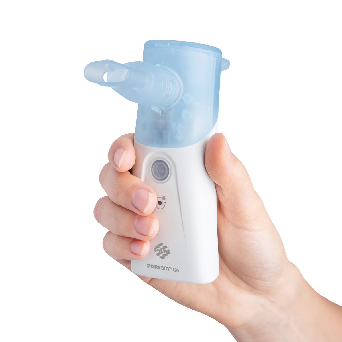 Hand håller en bärbar nebulisator med blå munstycke, märkt "PARI BOY Go" på vit bakgrund.